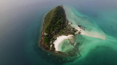 Koh Mak 'ın nefes kesici adasının nefes kesici güzelliği yukarıdan görüldüğü gibi, tropikal cazibe ve doğal harikanın büyüleyici bir duvar halısı.
