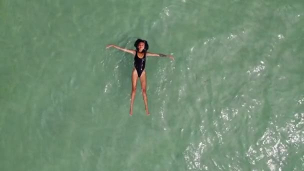 Женщина Изящно Плавает Кристально Чистой Воде Мак Видно Этого Завораживающего — стоковое видео