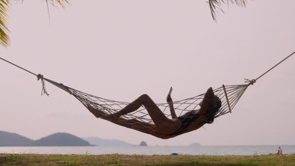 Uma Mulher Encontra Serenidade Uma Rede Pelas Praias Intocadas Koh — Vídeo de Stock