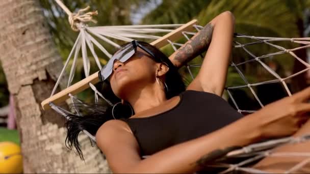 Uma Mulher Aquece Sol Enquanto Descansa Uma Rede Paraíso Tropical — Vídeo de Stock