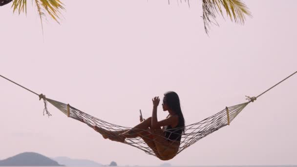 Zdjęcie Boku Kobiety Hamaku Przy Spokojnej Plaży Koh Mak Bez — Wideo stockowe