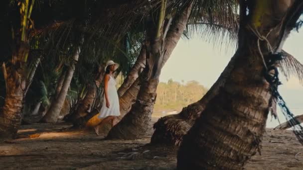 Eine Schicke Frau Fließendem Weißen Kleid Und Sonnenhut Ziert Tagsüber — Stockvideo