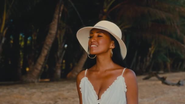 一位戴着时髦太阳帽的女士优雅地拥抱了泰国高麦的海滨魅力 — 图库视频影像