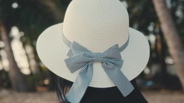 一个戴着太阳帽装饰的女人 被郭麦的热带魅力所折服 欣赏着它原始的海岸 — 图库视频影像