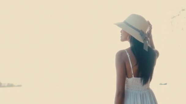 Uma Mulher Elegante Adornada Vestido Branco Explora Graciosamente Praias Beijadas — Vídeo de Stock