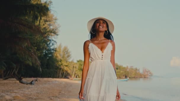 一位优雅的女人 穿着素雅的白色连衣裙 悠闲自在地漫步在观景秀丽的观塘畔 — 图库视频影像