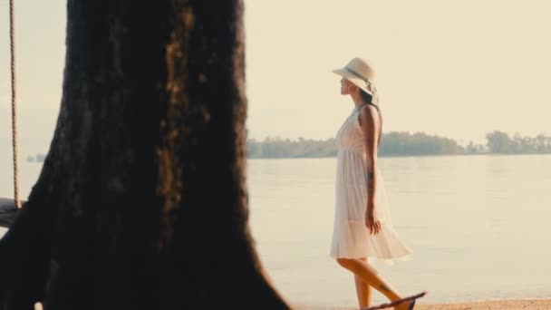 Una Mujer Tranquilo Paseo Por Playa Capturada Por Costado Mientras — Vídeos de Stock
