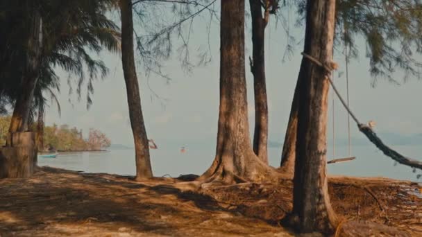 Una Donna Esplora Litorale Panoramico Catturando Bellezze Naturali Dell Isola — Video Stock