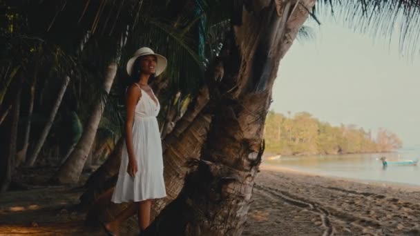 Eine Dame Lächelt Während Sie Gemächlich Strand Von Koh Mak — Stockvideo