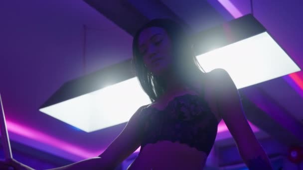 Mezzo Bagliore Vibrante Luci Neon Insenatura Una Donna Elegante Tiene — Video Stock