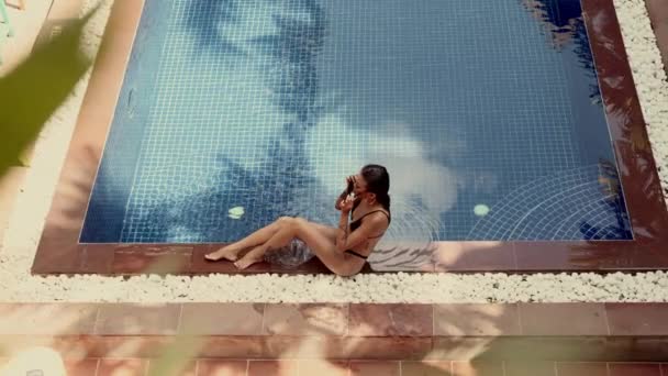 Woman Elegantly Sporting Her Shades While Relaxing Poolside — Stock Video