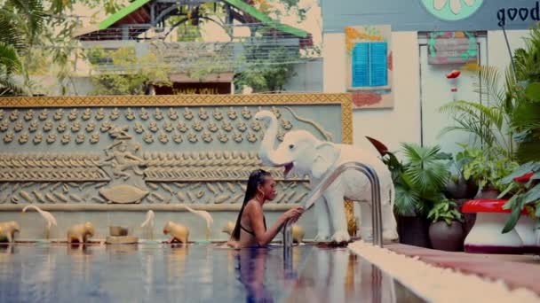 Kvinna Graciöst Framträder Uppfriskande Pool Kambodja Omfamnad Den Varma Tropiska — Stockvideo