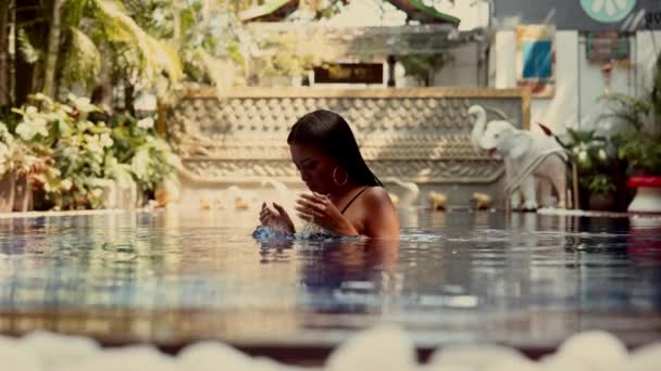 Uma Senhora Submersa Piscina Leva Momento Para Consertar Elegantemente Seu — Vídeo de Stock
