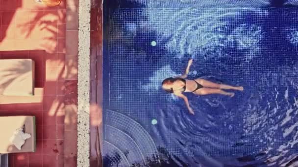 Vzdušná Perspektiva Zachycuje Klidný Okamžik Kdy Žena Mírumilovně Plave Hladině — Stock video