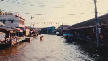 Drone perspektifi nehir köyünü yukarıdan yakalıyor..