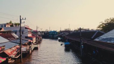 İnsansız hava aracı, nehrin kenarına kurulmuş bir köye kısa bir bakış sunuyor. Nehirde bir insan hayatı ve yumuşak bir su akıntısı var..