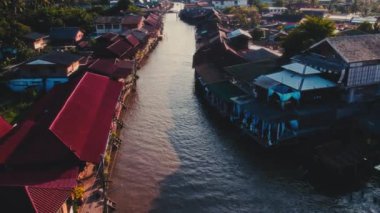 Amphawa Nehri 'nin kıyısında huzur ve cazibe saçan bir köy var..
