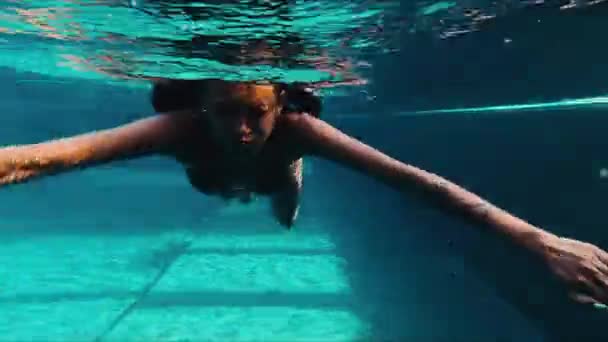 Uma Mulher Fato Banho Duas Peças Desfruta Graciosamente Mergulho Tranquilo — Vídeo de Stock