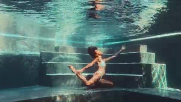 Eine Anmutige Dame Badebekleidung Posiert Elegant Und Ausbalanciert Unter Wasser — Stockvideo