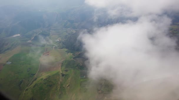공중의 이점에서 산맥의 자신의 견고한 기능과 배열의 포괄적 전망을 — 비디오