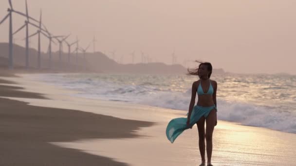 Slow Motion Bild Kvinna Blå Bikini Och Sarong Promenader Strand — Stockvideo