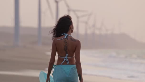 Une Femme Bikini Bleu Portant Tatouage Dos Tribal Promène Long — Video