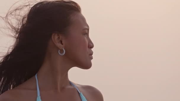 Egy Közeli Kép Egy Barna Nőről Kék Bikini Felsőben Fülbevalóval — Stock videók