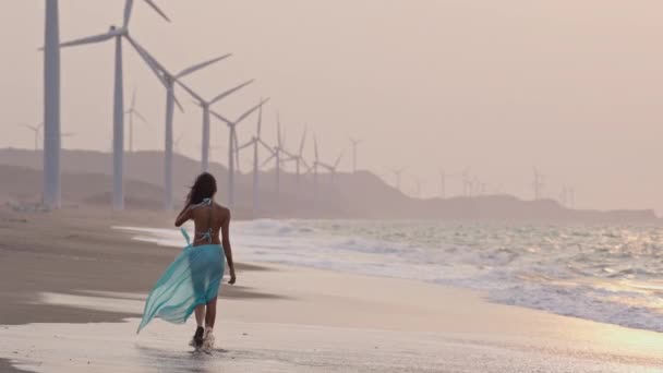 Las Olas Del Océano Chocan Orilla Cerca Una Mujer Bikini — Vídeo de stock