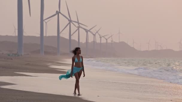 Eine Schlanke Frau Blauem Bikini Und Sarong Läuft Zeitlupe Ufer — Stockvideo
