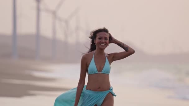 Plano Medio Una Mujer Sonriente Bikini Caminando Cámara Lenta Una — Vídeo de stock