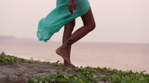 Zbliżenie Nogi Kobiety Tatuażem Kostce Chodzącej Piasku Noszącej Niebieski Sarong — Wideo stockowe