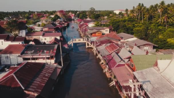 Vue Par Drone Village Rivière Amphawa Révèle Une Communauté Bordant — Video