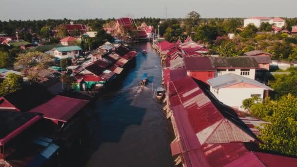 Dron Captura Pueblo Sereno Ubicado Largo Del Río Amphawa Adornado — Vídeos de Stock