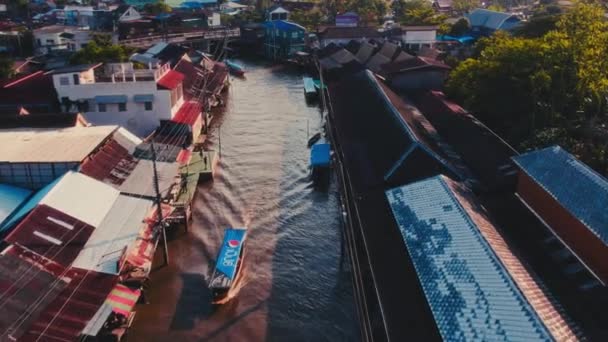 Amphawa River Falu Fürdött Napfényben Bemutatva Folyóparti Báját Élénk Hangulatát — Stock videók