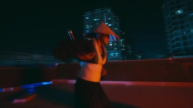 İnsanlar kendilerini Kung Fu 'nun tekniklerine ve felsefesine gece vakti çatıda alıştırırlar.