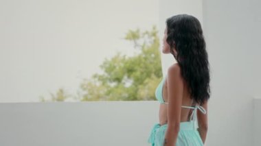 Büyüleyici bir kadın bir villayı keşfediyor. Parlak gülüşü etrafındaki güzellikleri yansıtıyor. Büyüleyici bir eğlence ve memnuniyet manzarası yaratıyor.