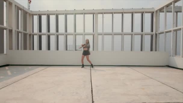 Vídeo Cautivador Una Mujer Exudando Confianza Estilo Mientras Baila Enérgicamente — Vídeo de stock
