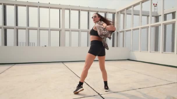 Tancerka Ubrana Wzorzystą Lamparta Koszulę Okulary Przeciwsłoneczne Wiruje Wdziękiem Hipnotyzującym — Wideo stockowe