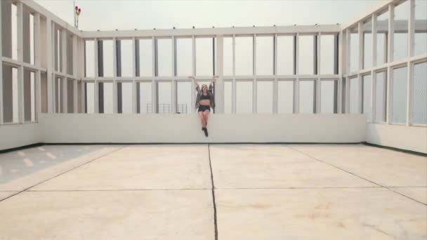 Шикарная Энергичная Женщина Излучает Стиль Сидя Изящно Бетонном Заборе Легко — стоковое видео