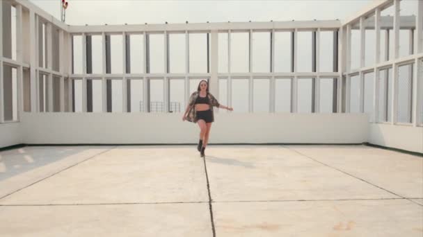 Stylowa Kobieta Pewnie Spaceruje Wdziękiem Tańczy Modnych Okularach Przeciwsłonecznych Emanując — Wideo stockowe