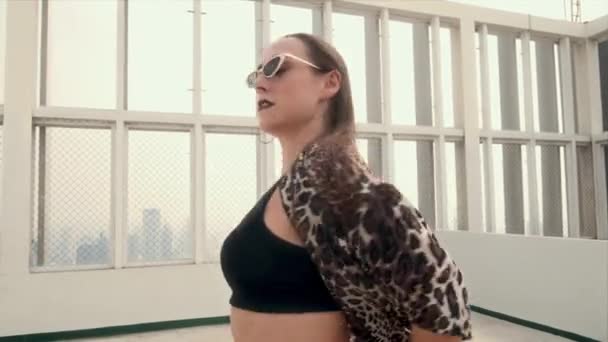 Captivating Brunette Dancer Showcasing Dynamic Mesmerizing Move Stunning Backdrop Rooftop — Stok Video
