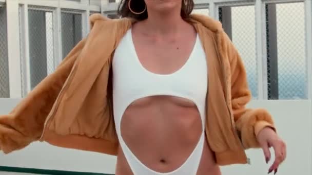 Bir Kadın Gösterişli Beyaz Bir Vücut Giysisiyle Çatıda Dans Ederken — Stok video