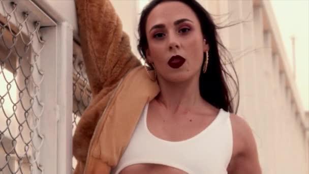 Uma Mulher Mostra Com Confiança Bodysuit Elegante Enquanto Está Perto — Vídeo de Stock