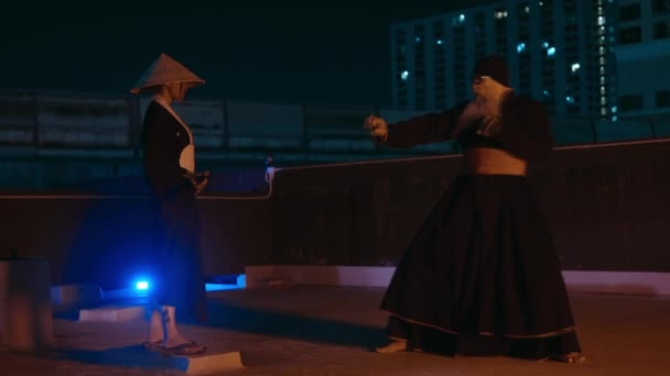 Gece Karanlığında Kung Savaşçıları Çatıda Antrenman Yapıyor — Stok video