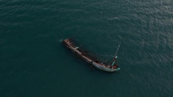 Barco Envejecido Una Vez Firme Contra Las Corrientes Desciende Aguas — Vídeo de stock