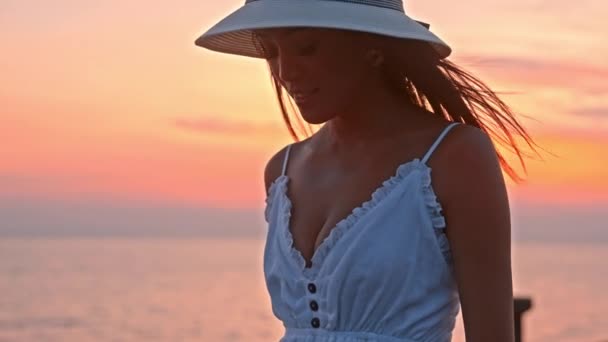 Uma Mulher Cativante Adornada Com Chapéu Sol Elegante Passeia Graciosamente — Vídeo de Stock