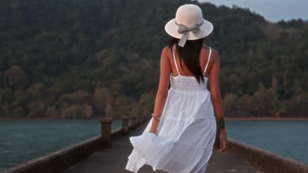 Una Foto Retrospectiva Una Mujer Adornada Con Sombrero Sol Paseo — Vídeos de Stock