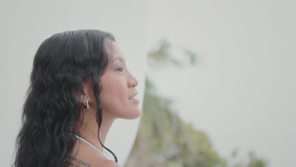 Neşeli Bir Kadın Hiç Zorlanmadan Kumsalda Dalgalanan Saç Stiliyle Dışarıda — Stok video