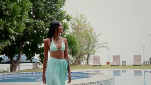 Eine Frau Macht Einen Entspannten Und Entspannten Spaziergang Pool — Stockvideo