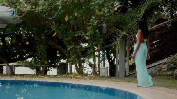 Woman Strolling Poolside Radiating Confidence Joy Amidst Backdrop Lush Greenery — Stock Video
